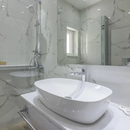 Διαμέρισμα One Bedroom W/ Balcony *