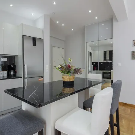 One Bedroom W/ Balcony Apartment *
